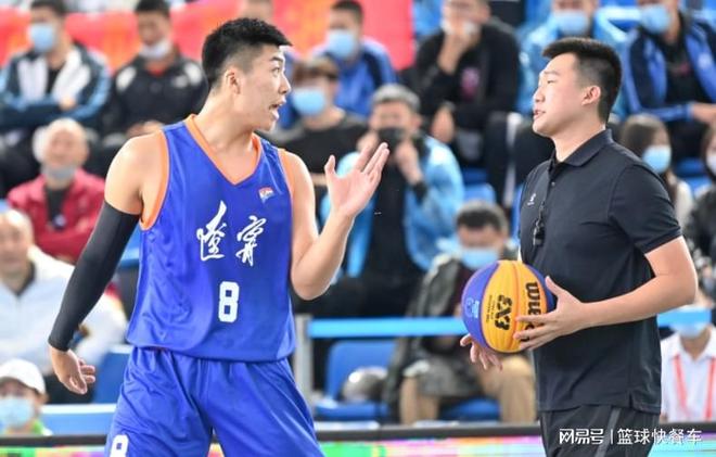 男籃全運最悲壯一幕！遼籃小將拄拐杖參賽：登場砍2分成溫馨一幕