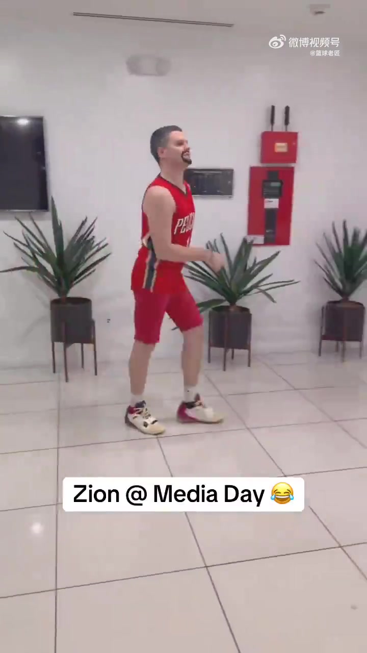 这小哥模仿挺像媒体日