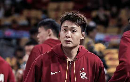 男籃13名球員出征韓國，胡明軒連續拉胯，徐傑應該進入國傢隊