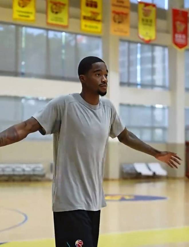 廣東3消息！四外援首次合練，胡明軒傷勢加重，朱芳雨辣評楊瀚森