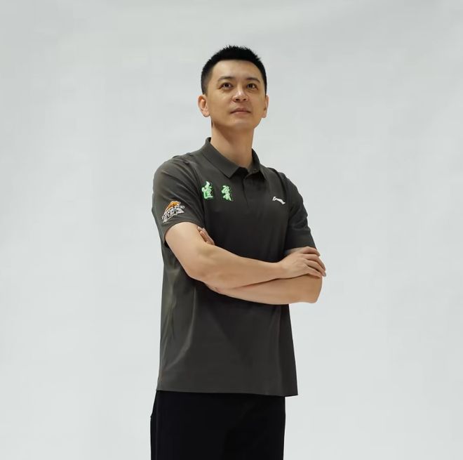 遼寧拍定妝照！楊鳴帥氣，烏戈摟繼偉，李虎翼可愛，全隊大合影！