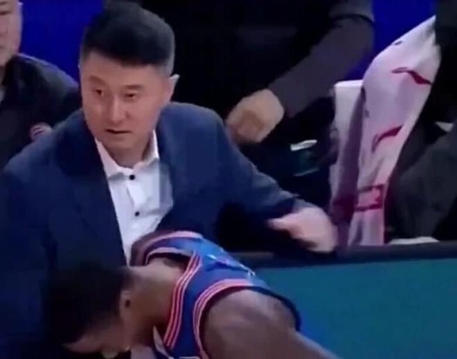 早就看上！杜鋒示好薩姆納畫面曝光 球迷調侃就差拉回廣東替補席