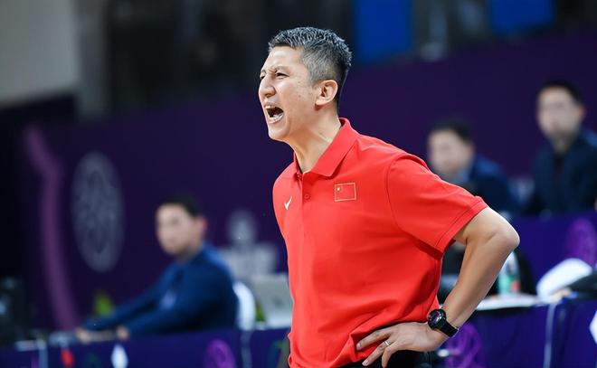 男籃4分惜敗！暴露出3個問題，2人要棄用，2人進首發，周琦需少用