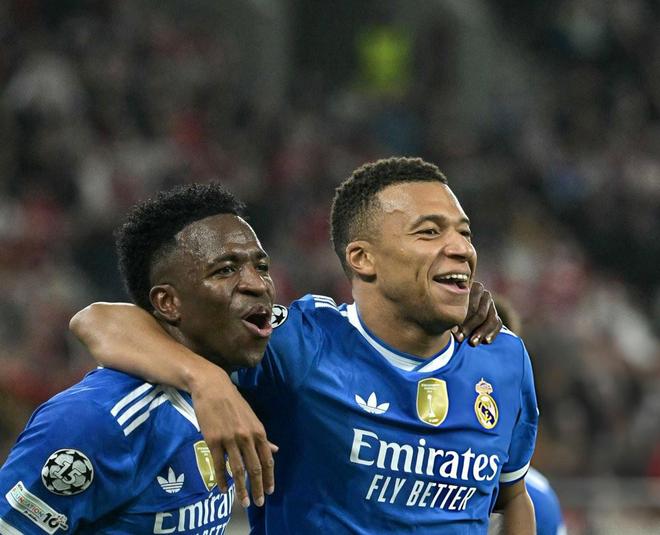 自吉鲁以来，姆巴佩是首位欧冠上演大四喜的法国球员