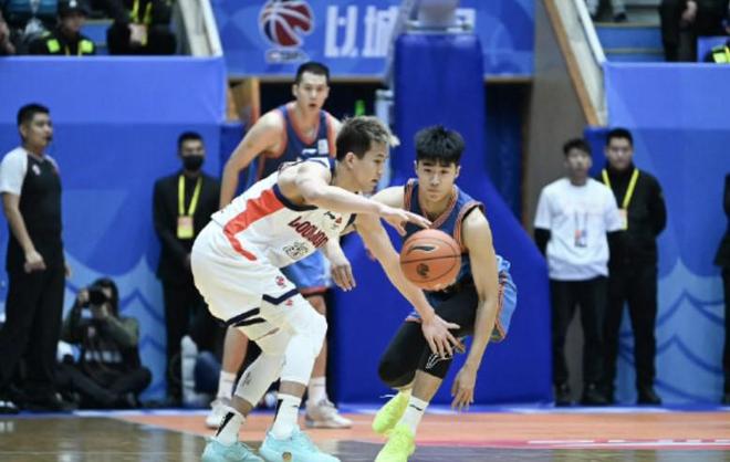 時隔325天重返CBA賽場，郭艾倫16+5率廣州戰勝四川