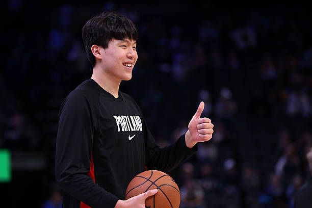 楊瀚森面部挫傷出戰成疑！想帶病訓練 剛到球館就被安排回傢休養