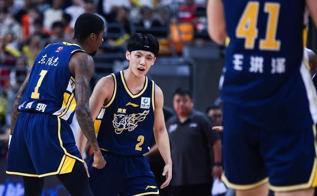 廣東男籃主場迎戰大黑馬！嚴防56分超級外援成關鍵，杜鋒沖四連勝